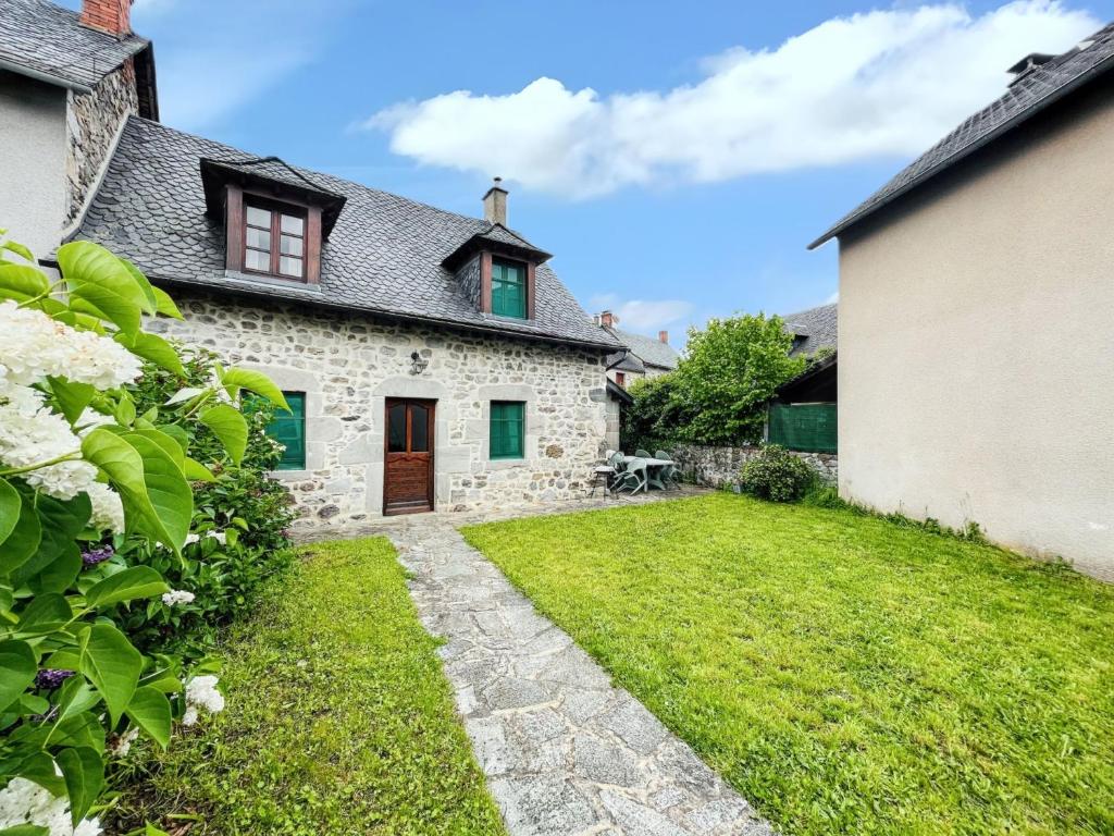 Maison cosy a Lanobre + Jardin - Housity