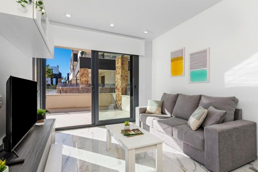 La FloridaにあるModern Apartment Orihuela Costaのソファとテレビのあるリビングルーム