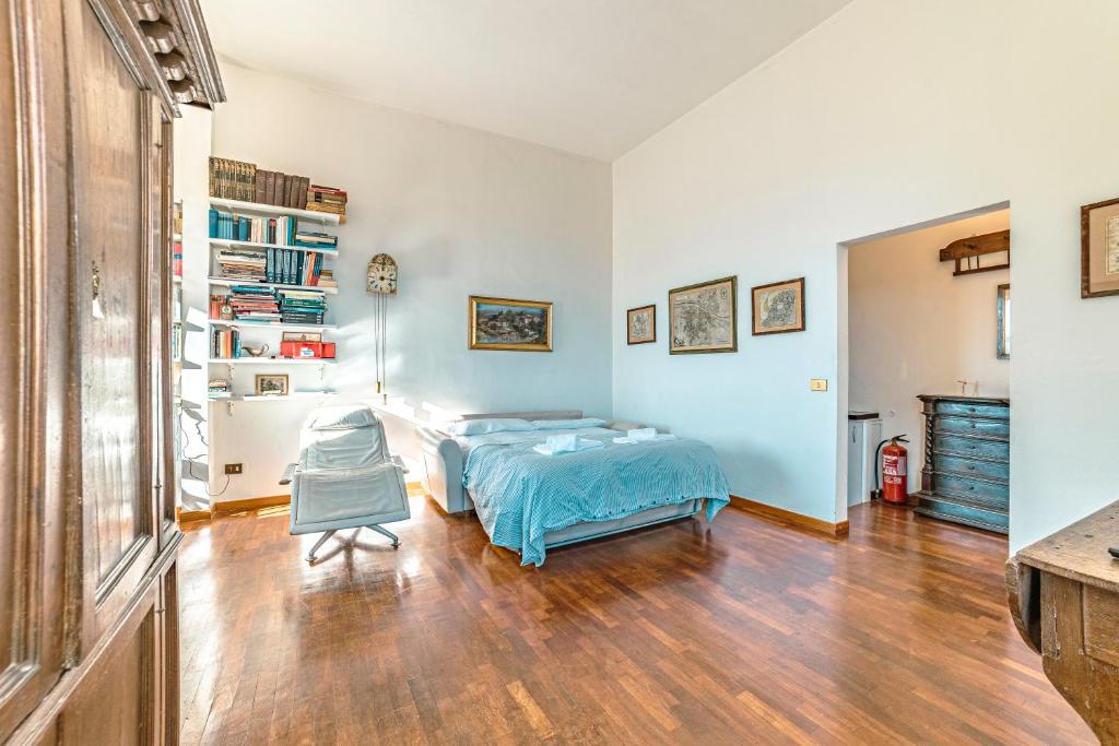 sypialnia z łóżkiem i krzesłem w obiekcie Casa Pavó Appartamento accanto al Bargello we Florencji