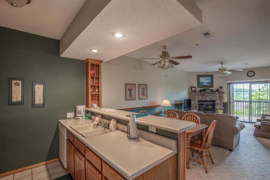 Una cocina con fregadero y una sala de estar. en 2BR Village At Indian Point 1007 near SDC-Free Tickets Daily up to $500, en Branson