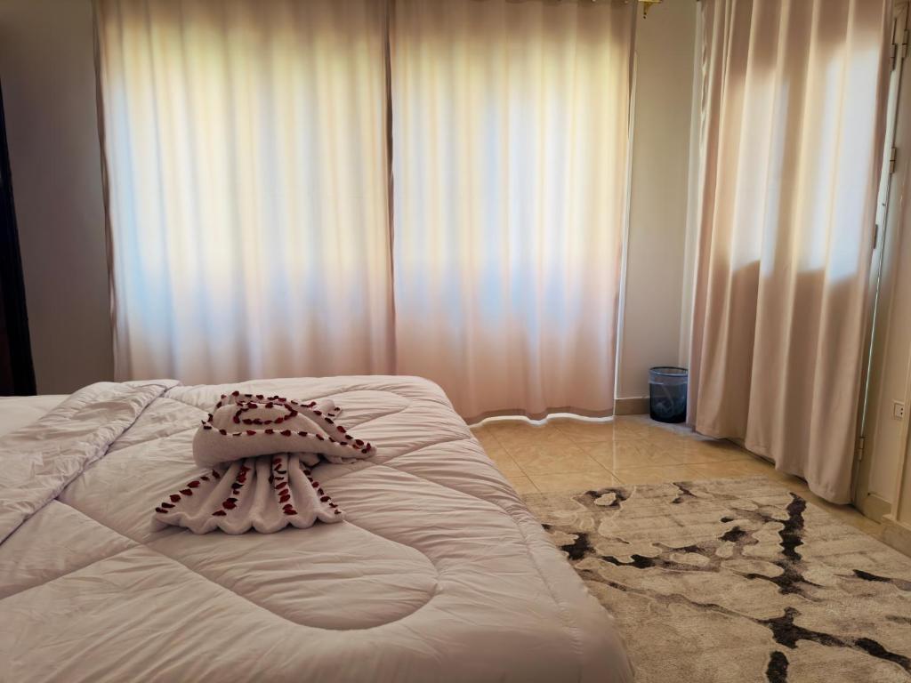 Postel nebo postele na pokoji v ubytování King hur pyramids inn