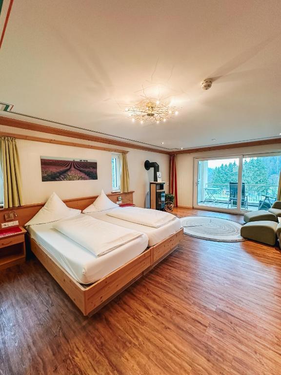 Postel nebo postele na pokoji v ubytování Hotel Schwarzwald-Resort Rößle