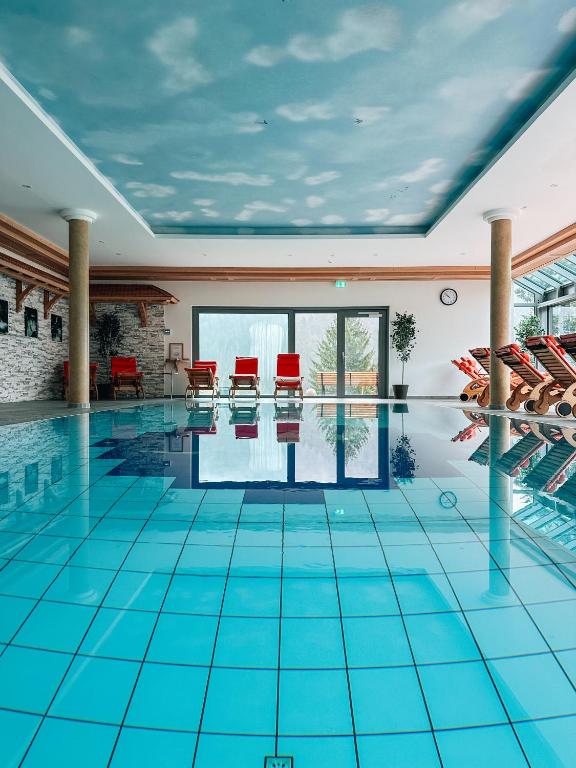 Bazén v ubytování Hotel Schwarzwald-Resort Rößle nebo v jeho okolí