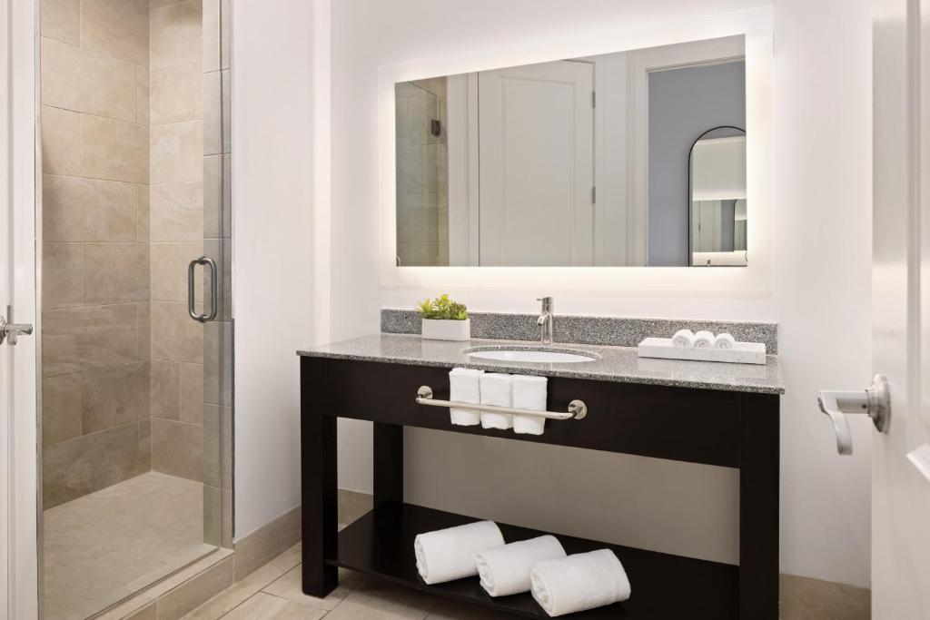 Um banheiro em The Hotel Zamora