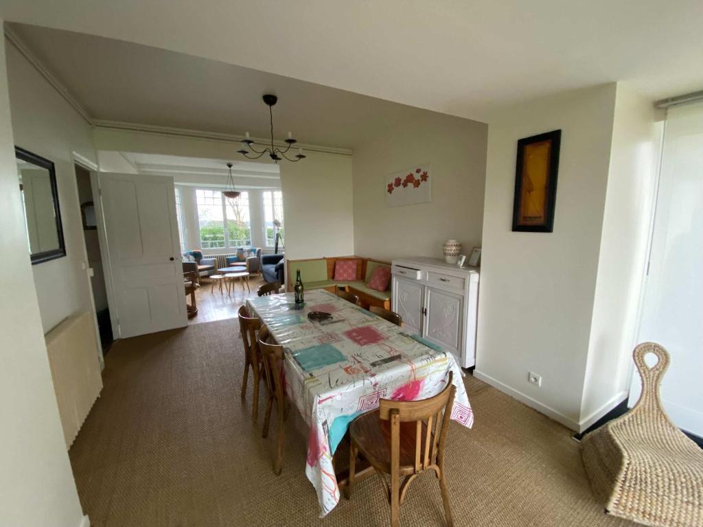 Posedenie v ubytovaní CARANTEC FAMILY HOME WITH GARDEN 6 persons