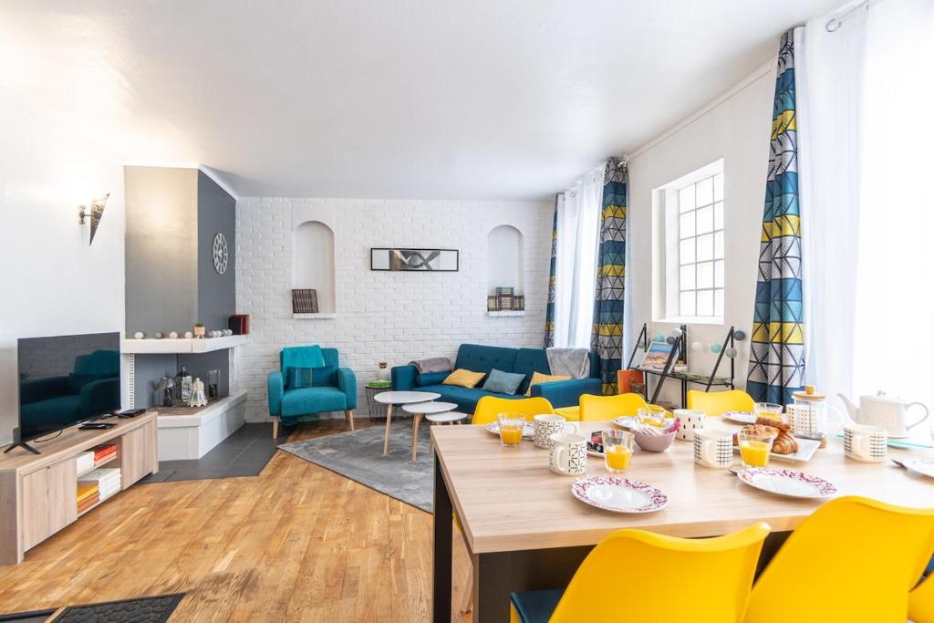 un salon avec une table et des chaises jaunes dans l'établissement Le Transatlantique - Terrasse ext privative, au Havre