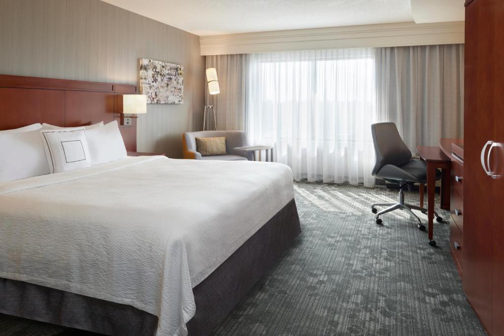 Postel nebo postele na pokoji v ubytování Courtyard by Marriott Kingston Highway 401