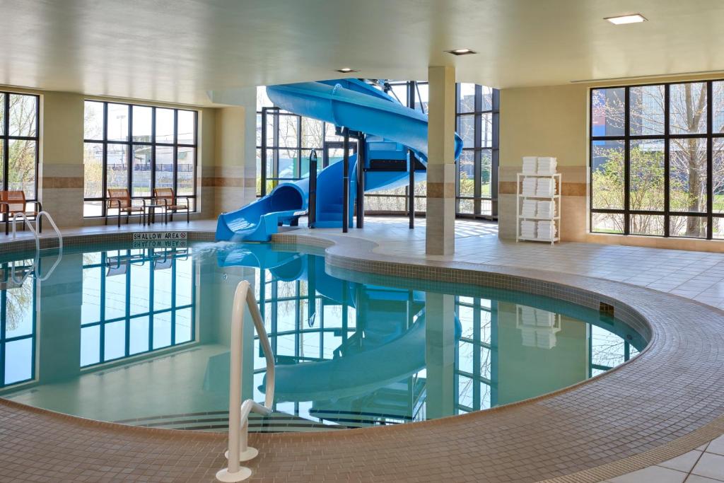 Bazén v ubytování Courtyard by Marriott Kingston Highway 401 nebo v jeho okolí