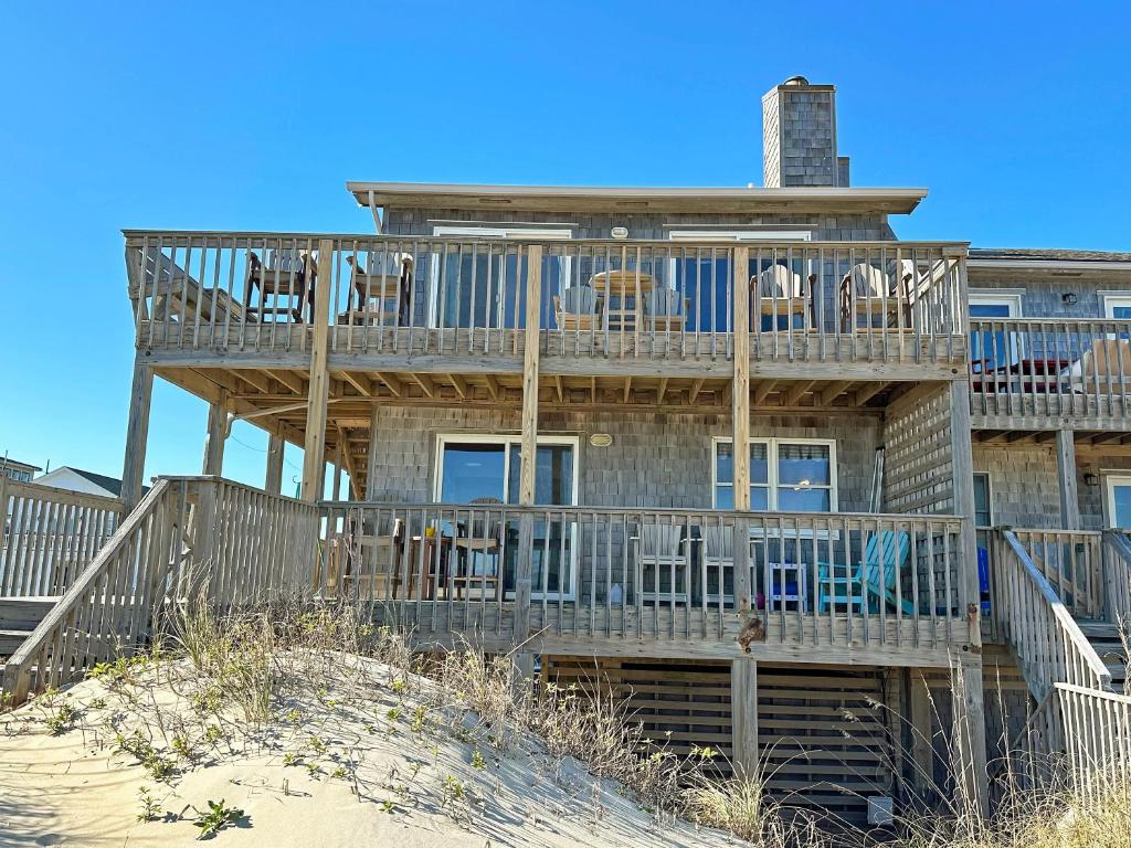 een huis bovenop een strand bij SN9241- Atlantic Horizons in Nags Head