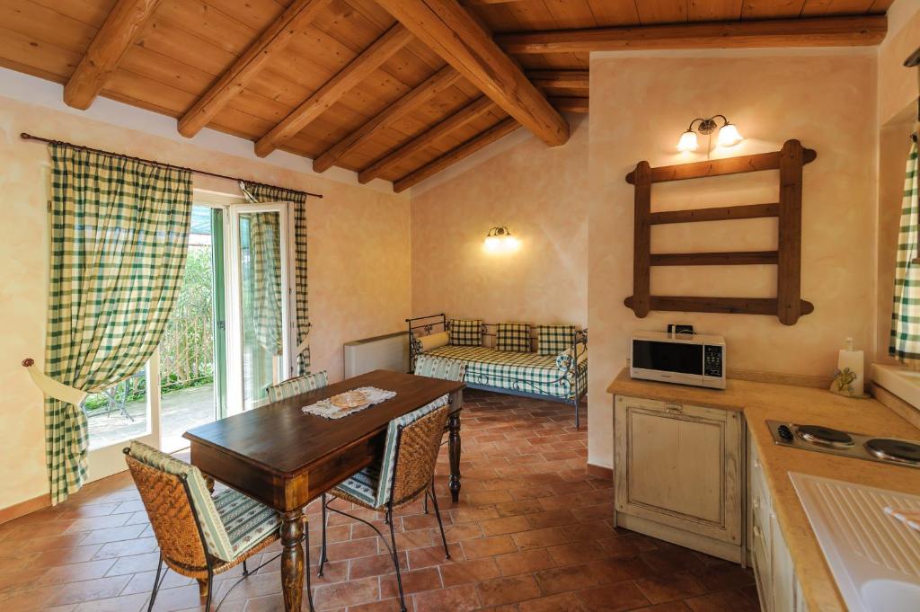Kuchyň nebo kuchyňský kout v ubytování Cascina Le Preseglie