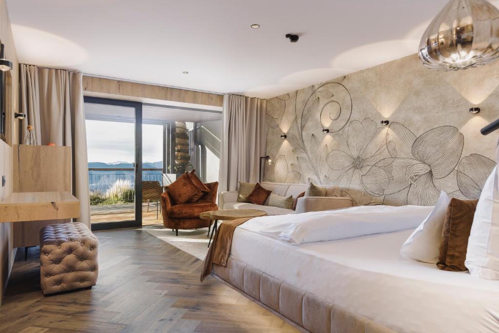 Postel nebo postele na pokoji v ubytování Hotel Chalet Mirabell