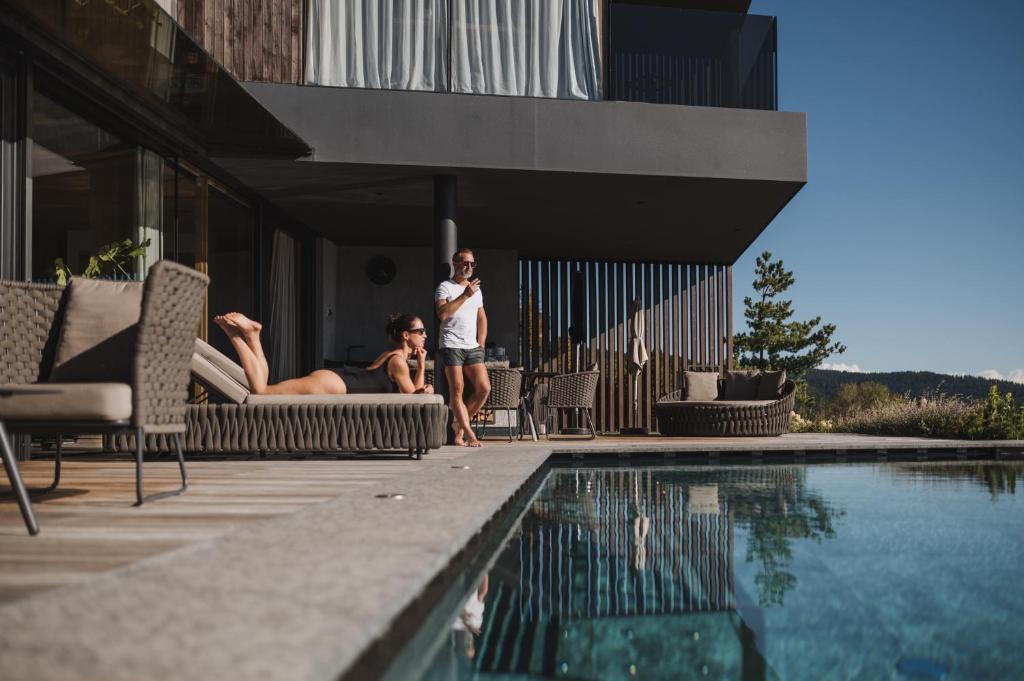 Bazén v ubytování Hotel Chalet Mirabell nebo v jeho okolí