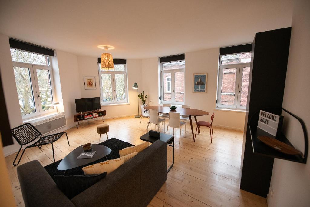 un salon avec un canapé et une table dans l'établissement T3 lumineux au coeur de Moulins garage 2 places, à Lille