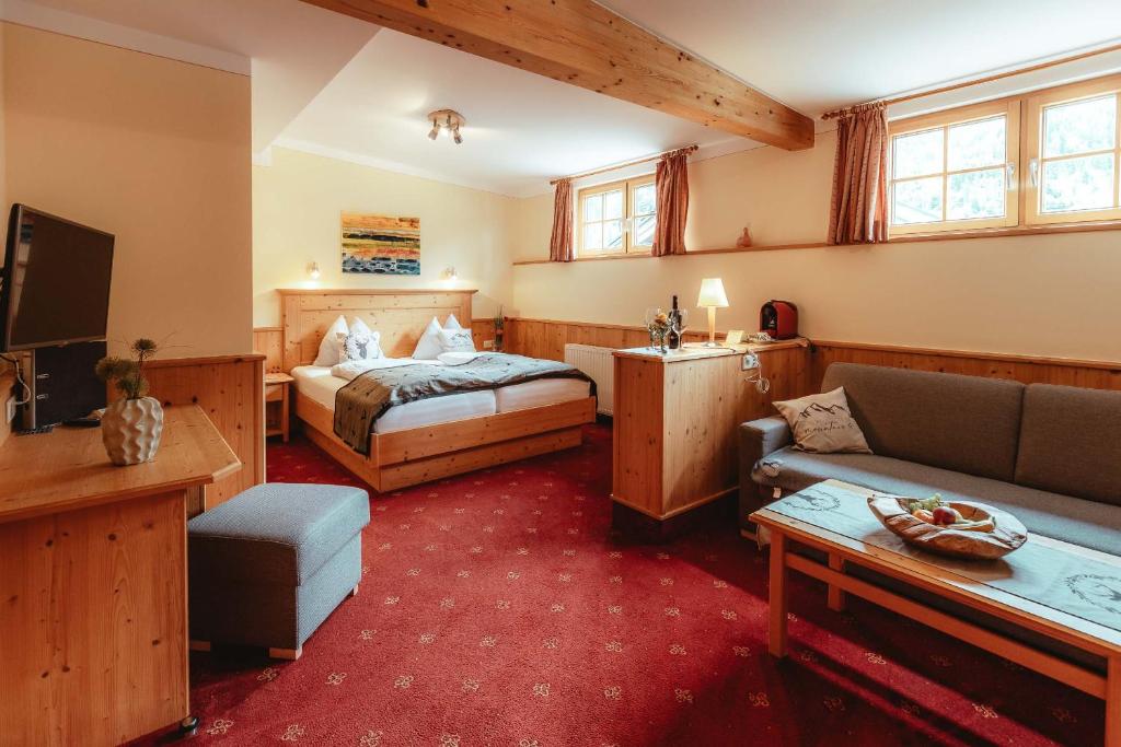 Televízia a/alebo spoločenská miestnosť v ubytovaní Hotel Gasthof Walcher