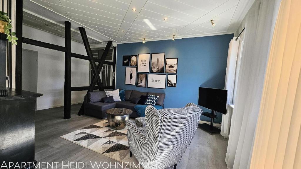 TV a/nebo společenská místnost v ubytování Apartments am Saalebogen mit Gartenterrasse, Grillkamin und freie Parkplätze