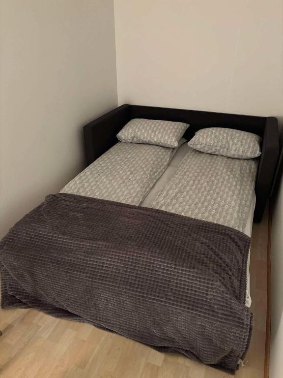Postel nebo postele na pokoji v ubytování Cozy 2 room apartment-7 km from airport