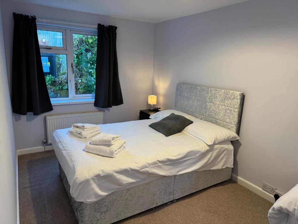 ein Schlafzimmer mit einem Bett mit Handtüchern darauf in der Unterkunft Lleine in Llandysul
