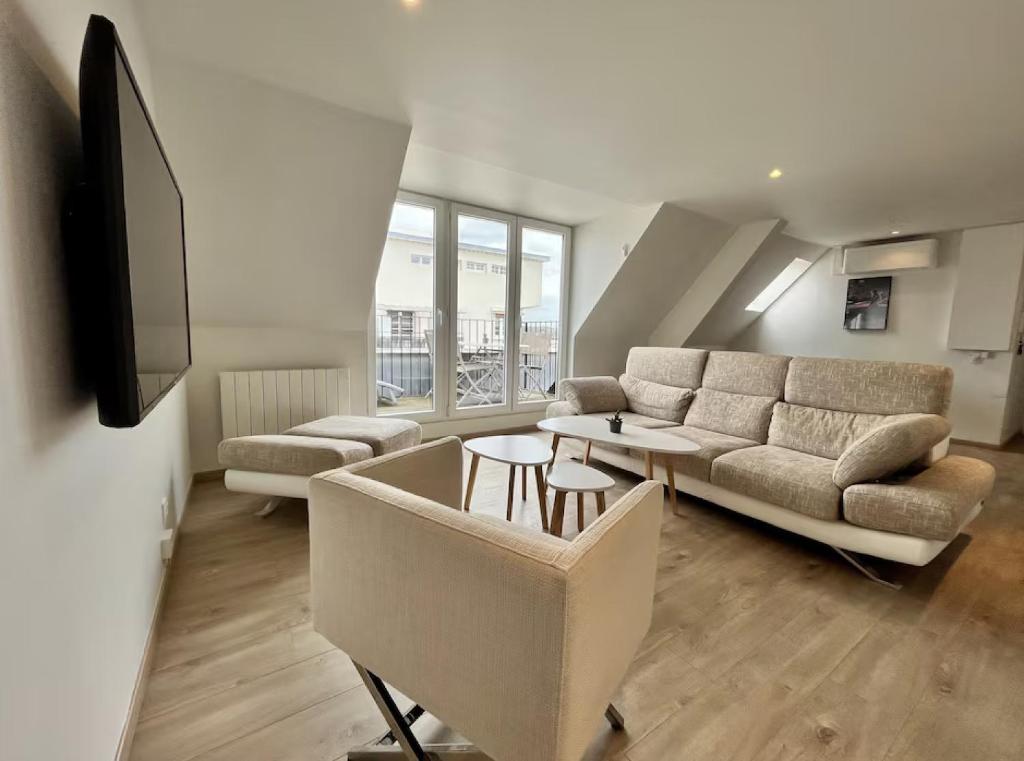 un salon avec un canapé et une table dans l'établissement Appartement centre avec balcon, à Strasbourg