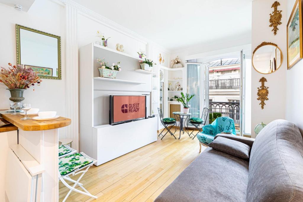 un salon avec un canapé et une table dans l'établissement GuestReady - Unwind in Style in the heart of Paris, à Paris