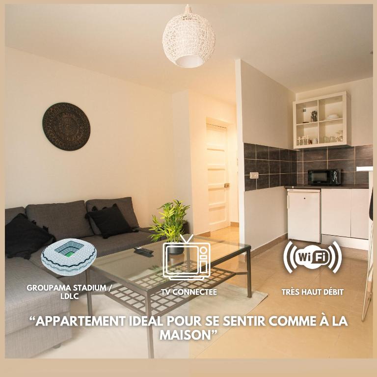 un salon avec un canapé et une cuisine dans l'établissement L'onde Douce - T2 Cosy - Proximité tram T3 & T7, à Décines-Charpieu