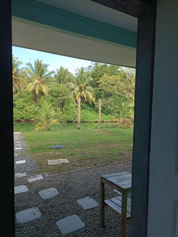 Um jardim no exterior de Casa Laguna