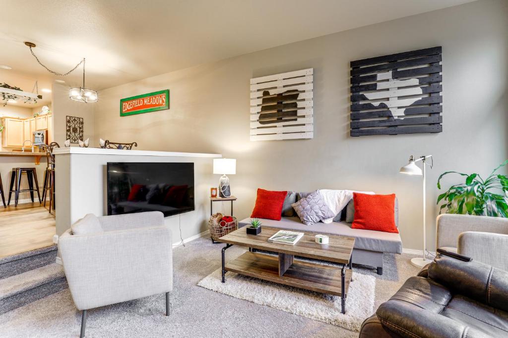 Galería fotográfica de Walk to McMenamins Edgefield Inviting Townhome! en Troutdale