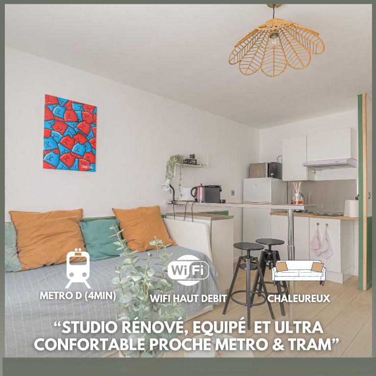 un salon avec un lit et une cuisine dans l'établissement Le Florence, à Lyon