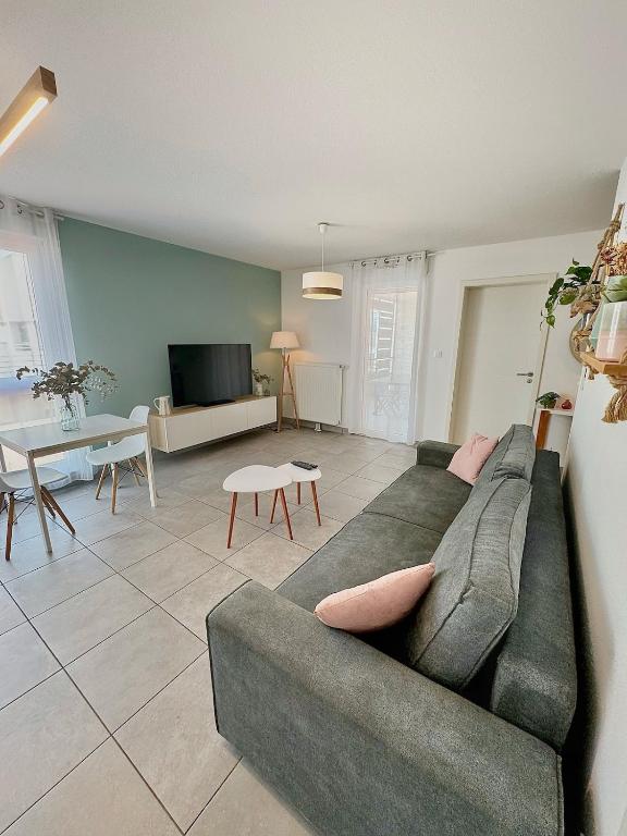 un salon avec un canapé et une table dans l'établissement Chez Marie, à Entzheim