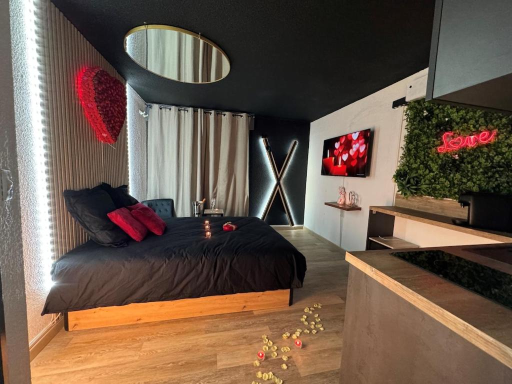 een slaapkamer met een bed en een grote spiegel bij Love room - Cap d'Agde in Cap d'Agde