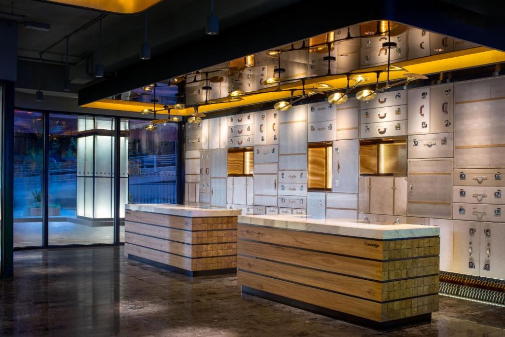 una stanza con due tavoli in legno in un edificio di The Park Lane Hong Kong, Autograph Collection a Hong Kong