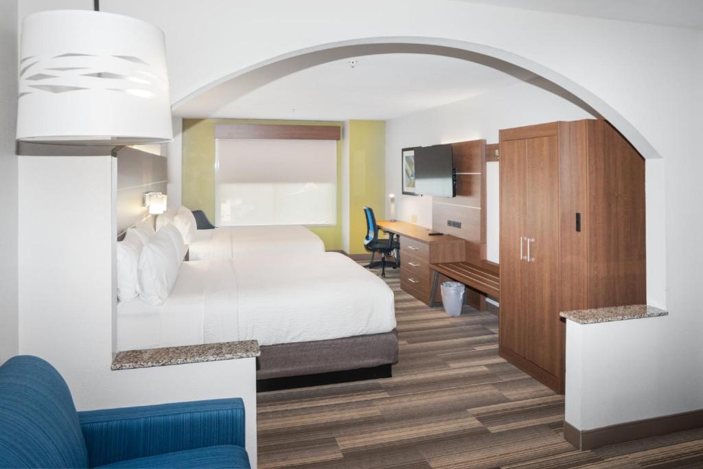 Postel nebo postele na pokoji v ubytování Holiday Inn Express and Suites Stroudsburg-Poconos by IHG