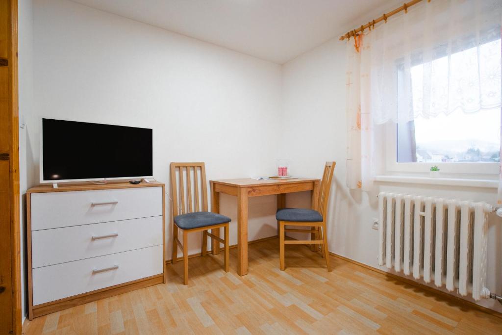 TV a/nebo společenská místnost v ubytování Penzion Mona