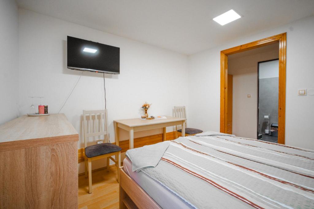 TV a/nebo společenská místnost v ubytování Penzion Mona