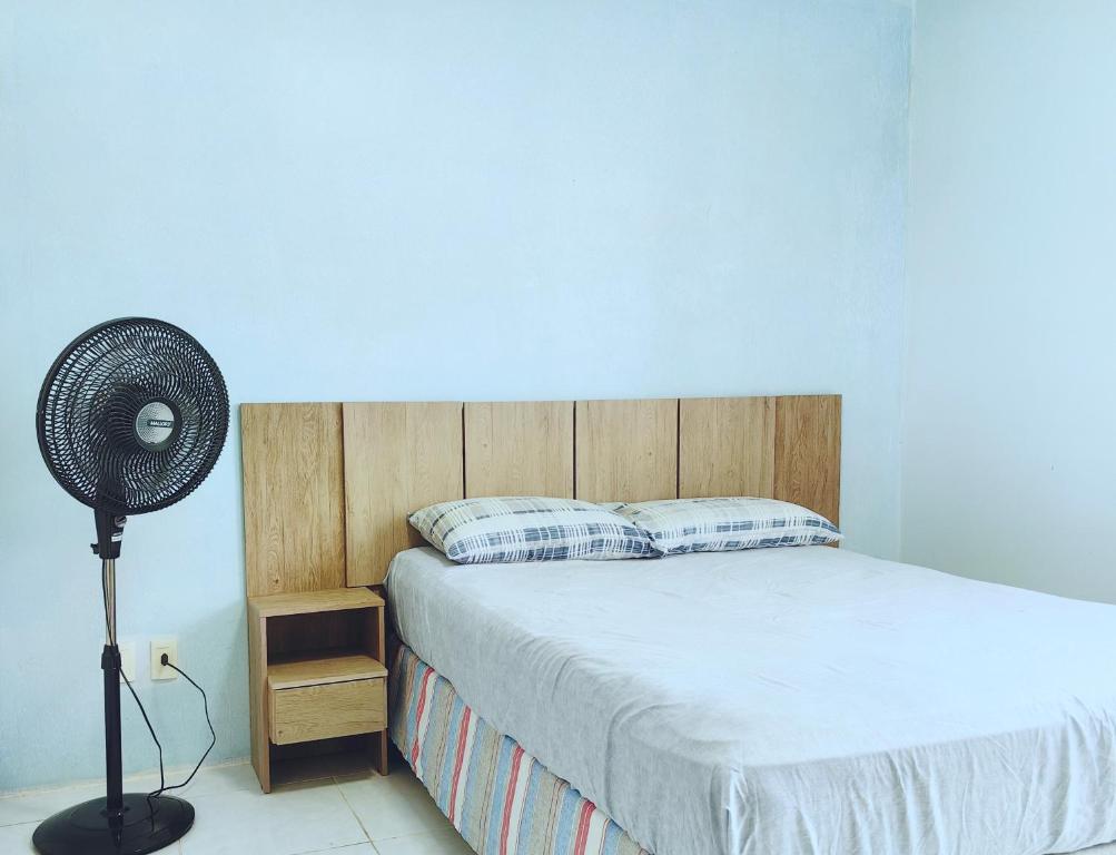 Postel nebo postele na pokoji v ubytování Apartamento no centro do Florianópolis. todos os móveis e ventiladores, Wi-Fi, cozinha completa, Acomoda até 4 pessoas. No coração de Florianópolis perto de tudo! Desfrute do centro e trapeche de beiramar norte de Floripa com uma bela caminhada .