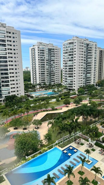 una vista aerea di un resort con edifici alti di Flat Barra - Rio Centro a Rio de Janeiro