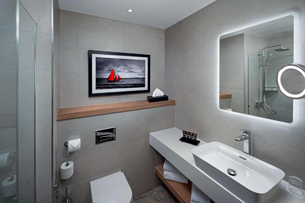 Koupelna v ubytování Radisson RED Galway