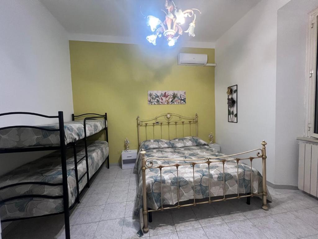 1 dormitorio con 2 literas y lámpara de araña en La casetta di lalla, en Civitavecchia
