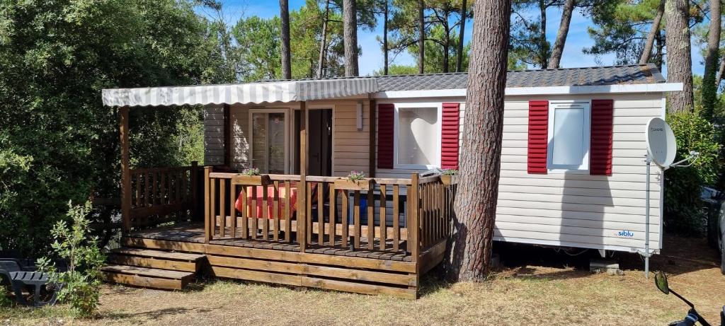 Photo de la galerie de l'établissement mobil home 708 chez Eric et Valérie, calme et ombragé., aux Mathes