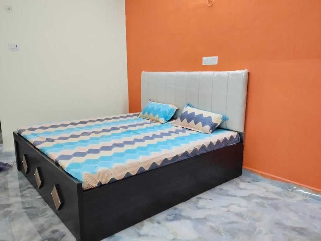 Katil atau katil-katil dalam bilik di Indrawati paying guest house