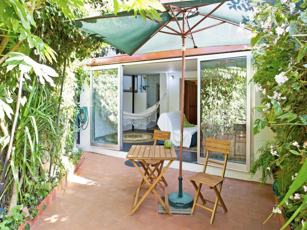 Κήπος έξω από το Apartment with Private Garden