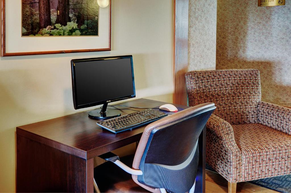 TV a/nebo společenská místnost v ubytování Lakeview Inns & Suites - Brandon