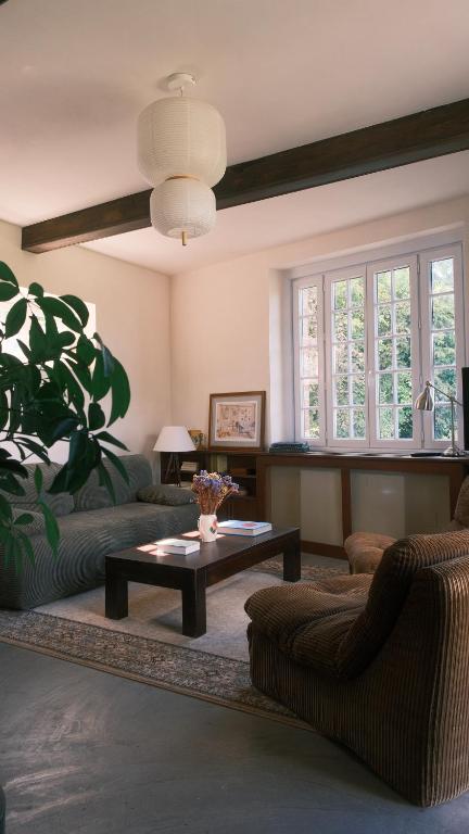 ein Wohnzimmer mit einer Couch und einem Couchtisch in der Unterkunft Maison Maa, Maison de gardien, à 10 min à pieds de St Valery sur somme le long du canal in Boismont