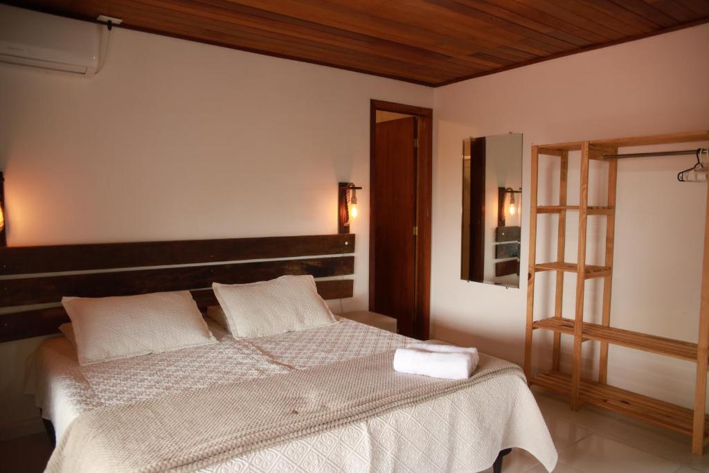 Cama ou camas em um quarto em Pousada Beira Mar