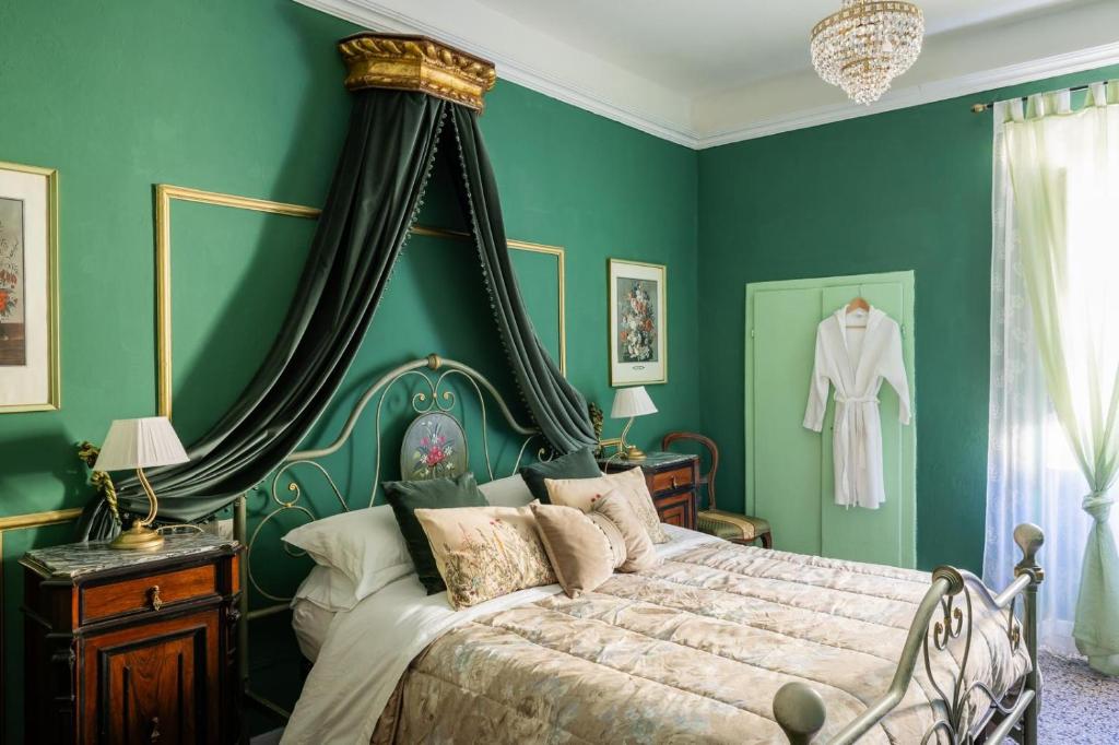 Łóżko lub łóżka w pokoju w obiekcie La Foresteria di Palazzo Picedi Benettini