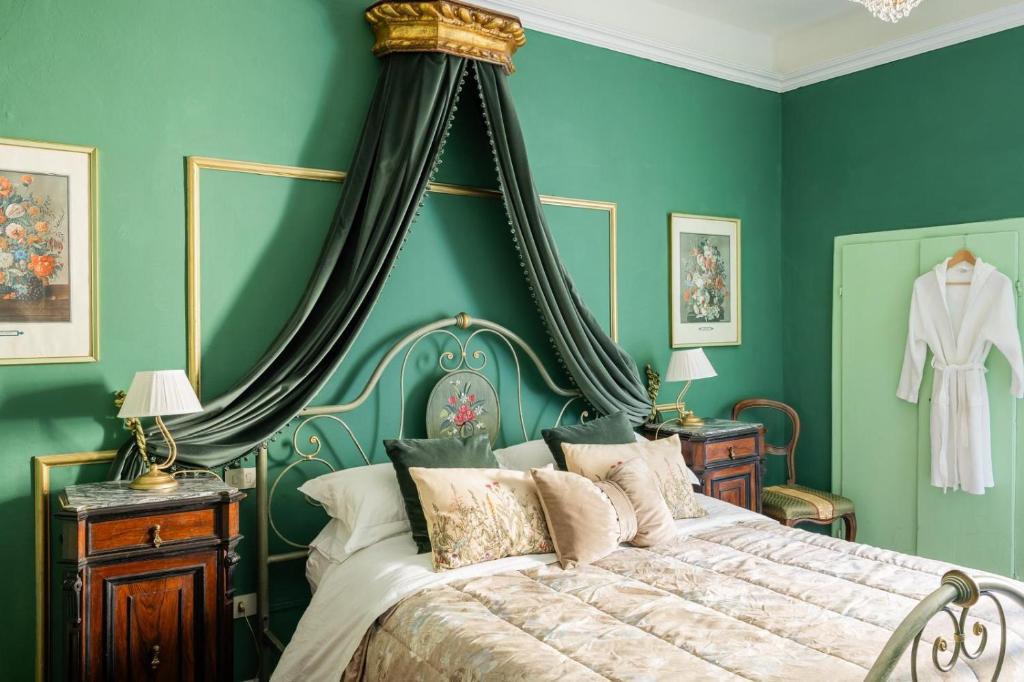 Łóżko lub łóżka w pokoju w obiekcie La Foresteria di Palazzo Picedi Benettini
