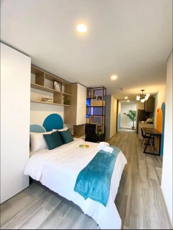 Un pat sau paturi într-o cameră la Luxury loft Bogota