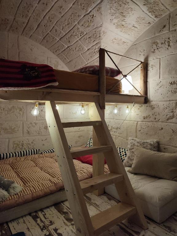 Letto a castello in camera con soffitto di Home Stella a Bari