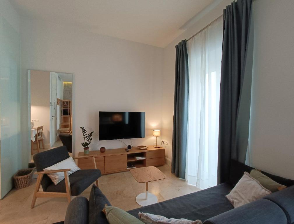 White Suite Alameda