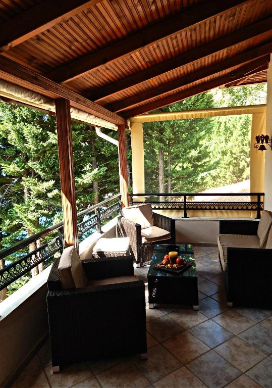 A seating area at Panorama Apartments and Studios