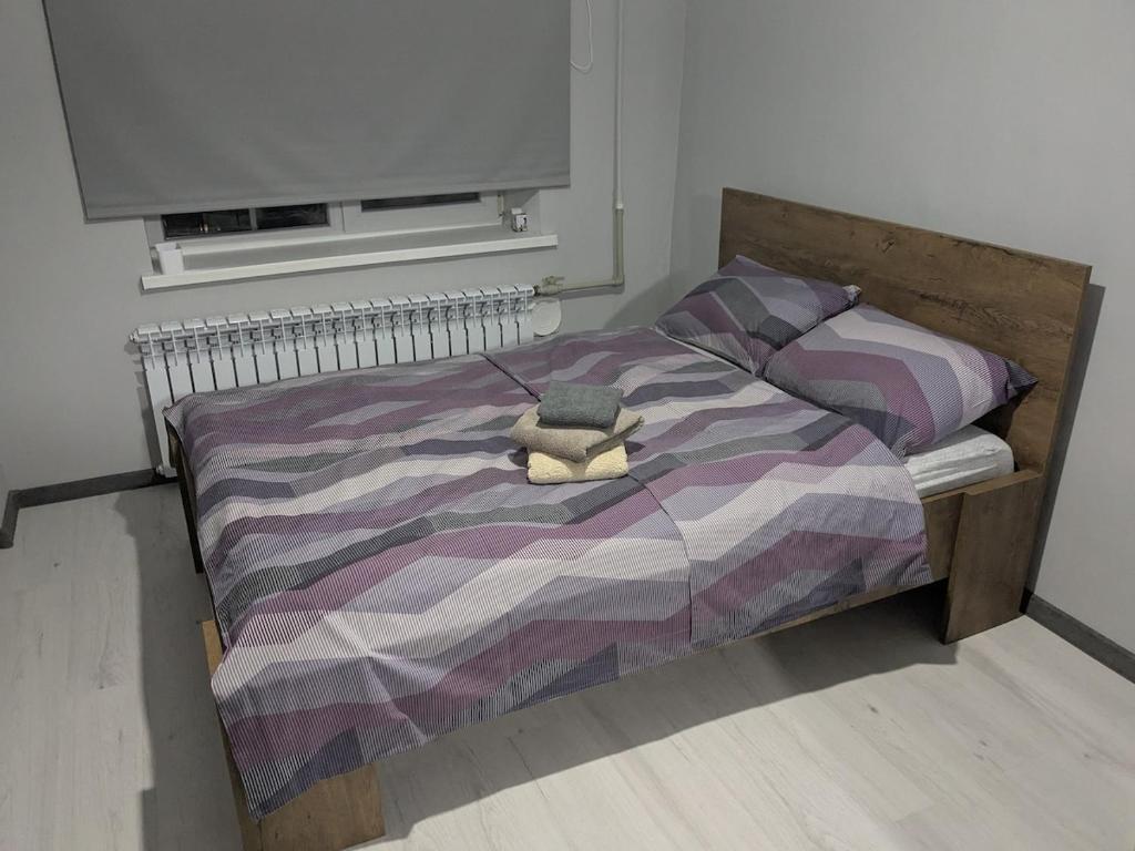 Un dormitorio con una cama con un animal de peluche encima. en Компактная студия в центре, en Chişinău